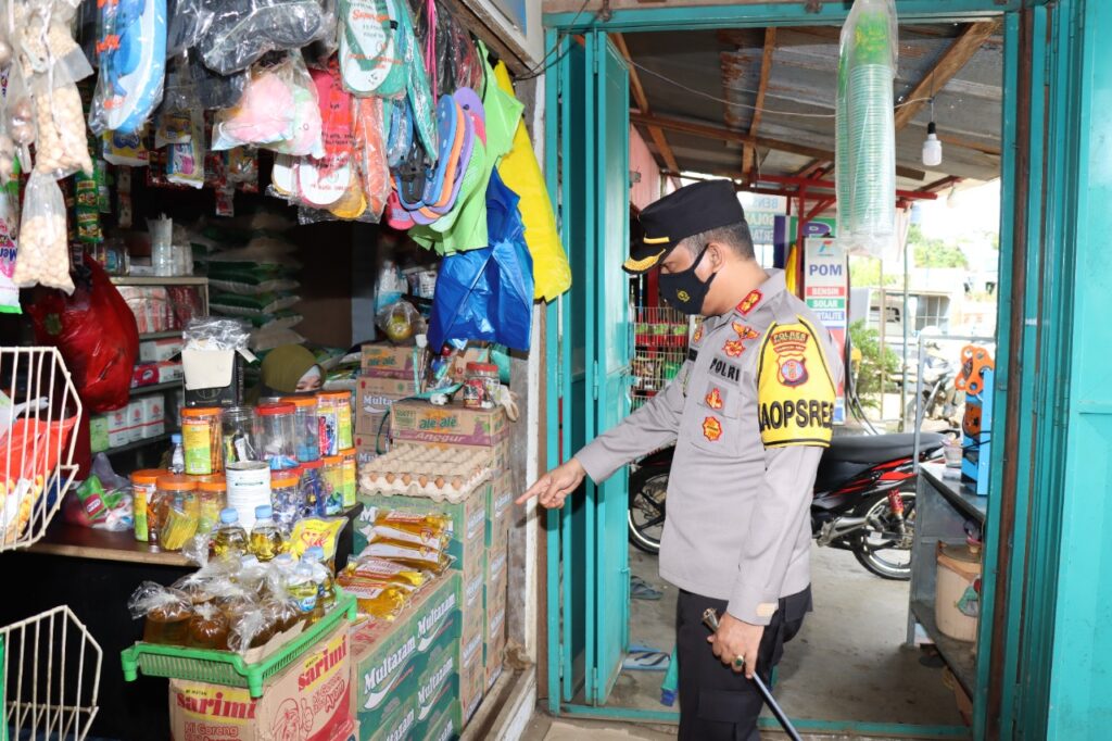 Kapolres Cek Ketersediaan Minyak Goreng di Pasar Nala Kec. Linggang Bigung CCZZZ