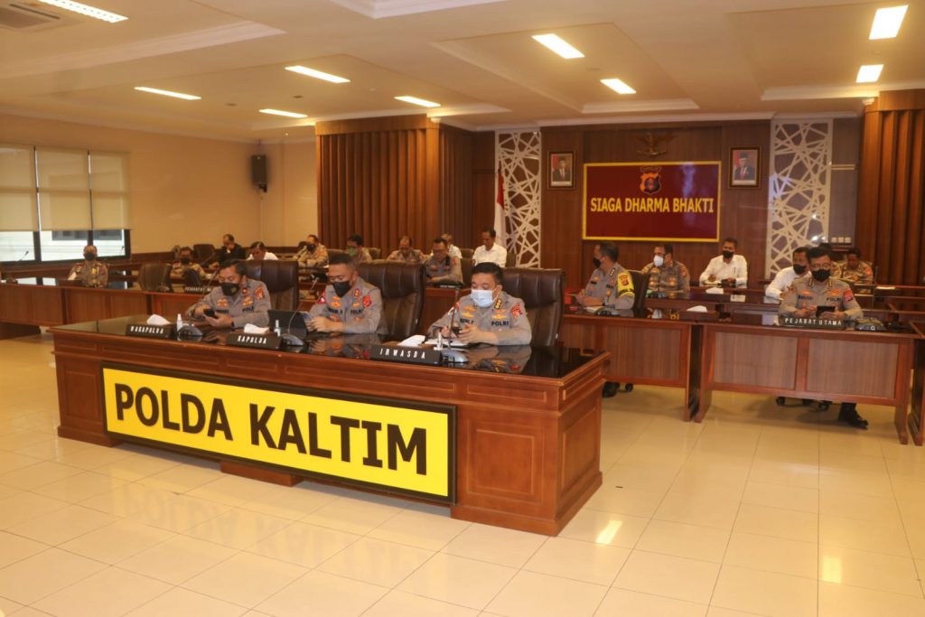 Bahas Percepatan Vaksinasi, Kapolda Kaltim Hadirin Vicon Bersama Wakapolri E97D55B8 E15D 4DA0 AA25 74DDA8F31415