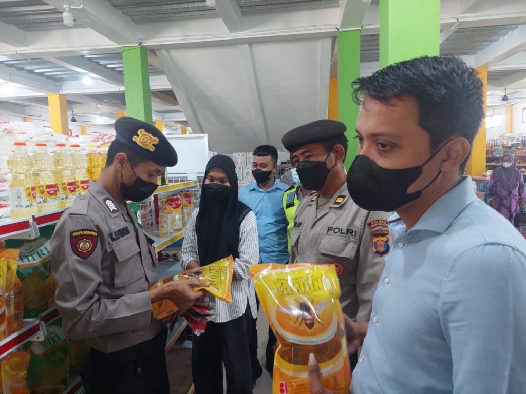 Cek ketersediaan Minyak Goreng Kegiatan Rutin Polres PPU dan Polsek Jajaran GFWH 1170x878 1