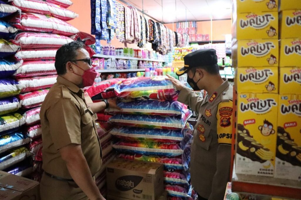Pastikan Stok Minyak Goreng, Kapolres Kukar Dan Kadis Perindag Kukar Blusukan Ke Toko Maupun Pasar Tradisional IMG 20220405 WA0014 1030x686 1
