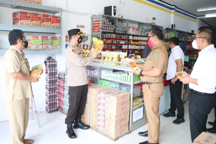 Kapolres Kukar Beserta Kadis Perindag Cek langsung Stok Minyak Goreng Di Toko dan Pasar Tadisional IMG 20220406 WA0027 696x464 1