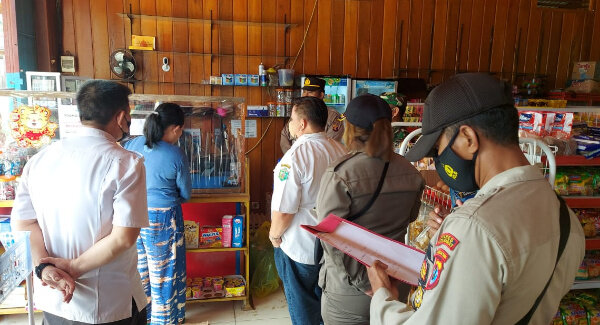 Antisipasi Kelangkaan, Waka Polsek Long Bagun Cek Ketersediaan Minyak Goreng di Pasar IMG 20220413 081308