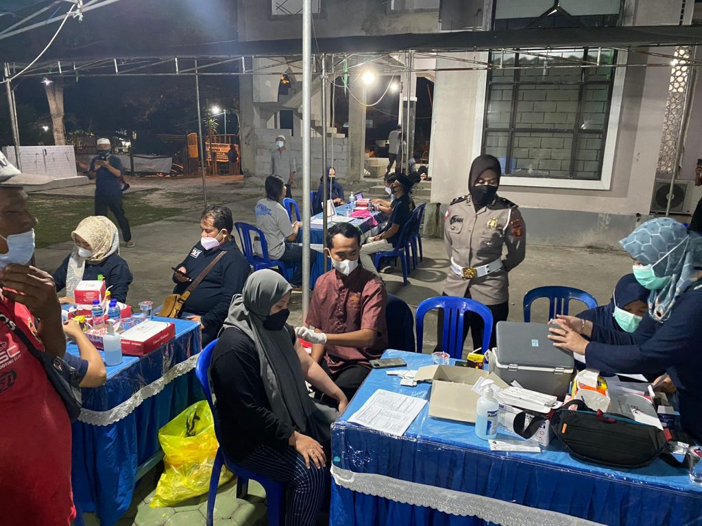 Gandeng Pengurus Masjid, Polda Kaltim Kembali Gelar Vaksinasi Malam POLDA