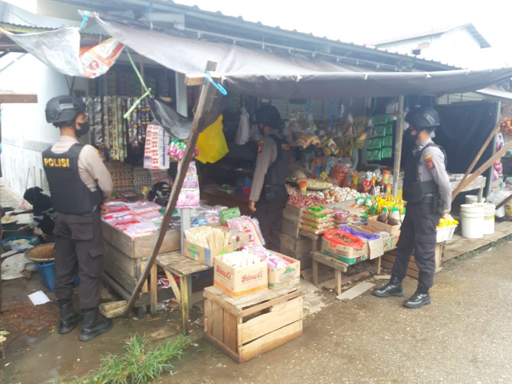 Personel Polsek Jajaran Polres Paser Gencar Cek Ketersediaan Minyak Goreng di Pasar dan Pertokoan WhatsApp Image 2022 02 05 at 14.39.41