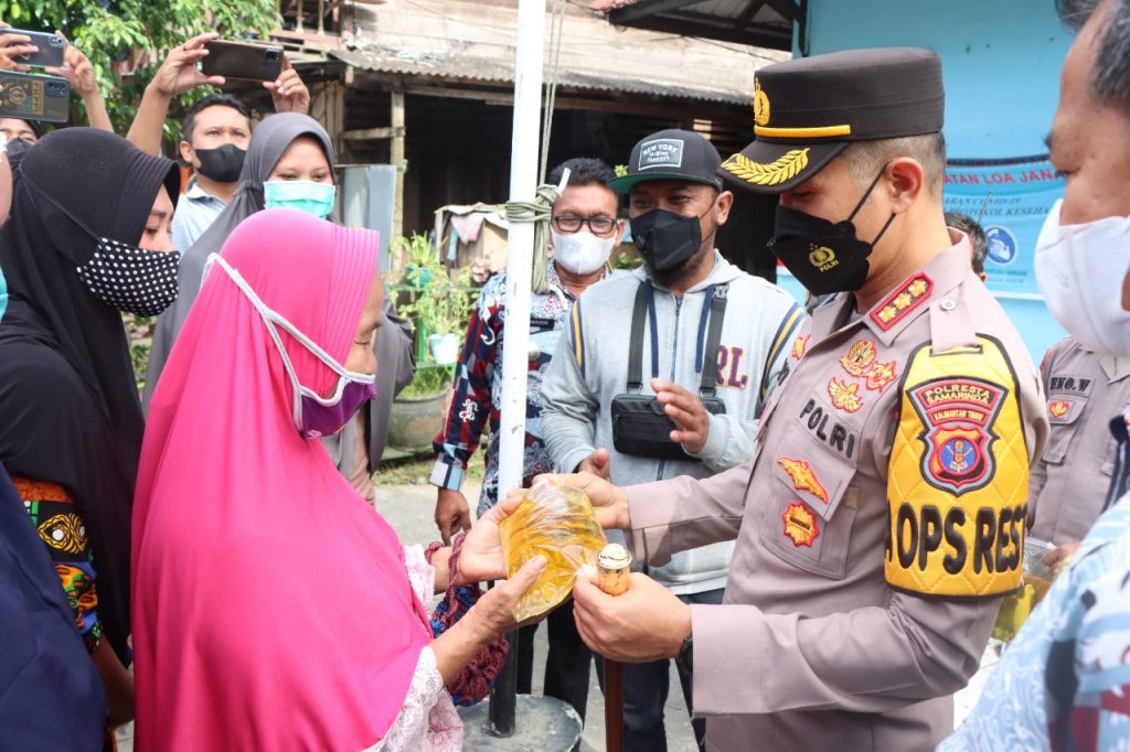 Pastikan Situasi Kondusif, Kapolresta Samarinda Tinjau Langsung Distribusi dan Harga Minyak Goreng di Samarinda Seberang WhatsApp Image 2022 03 31 at 10.14.14