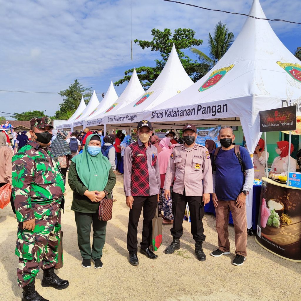 Sinergitas TNI-Polri Berikan Pelayanan Pengamanan Gelar Pangan Murah di Palaran WhatsApp Image 2022 03 31 at 12.07.07