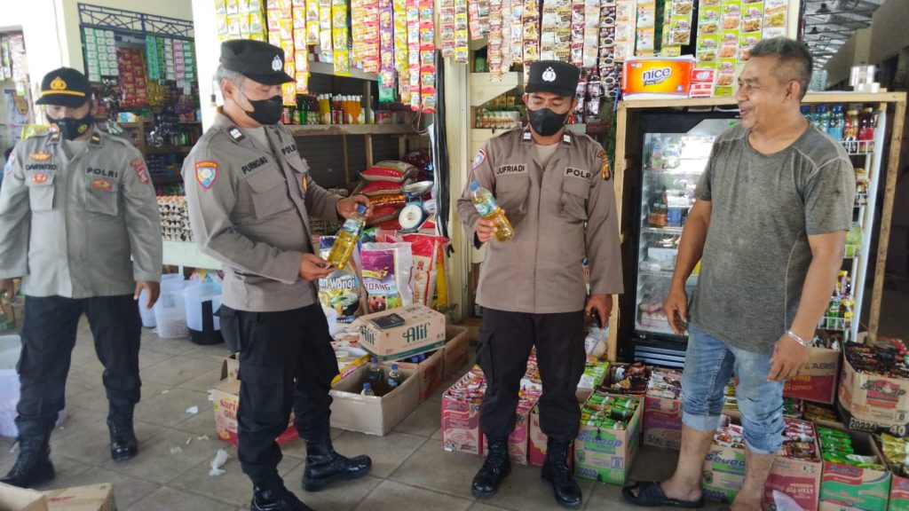 Pastikan Ketersediaan Minyak Goreng Mencukupi, Kapolres Paser Terjunkan Anggotanya Ke Pasar dan Pertokoan WhatsApp Image 2022 03 31 at 12.19.22 1024x576 1