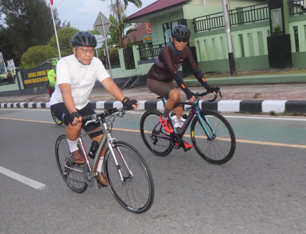 Jum’at Ceria, Kapolda Bersama PJU Polda Kaltim Gowes Keliling Kota Guna Pantau Situasi Kamtibmas WhatsApp Image 2022 04 01 at 09.40.38