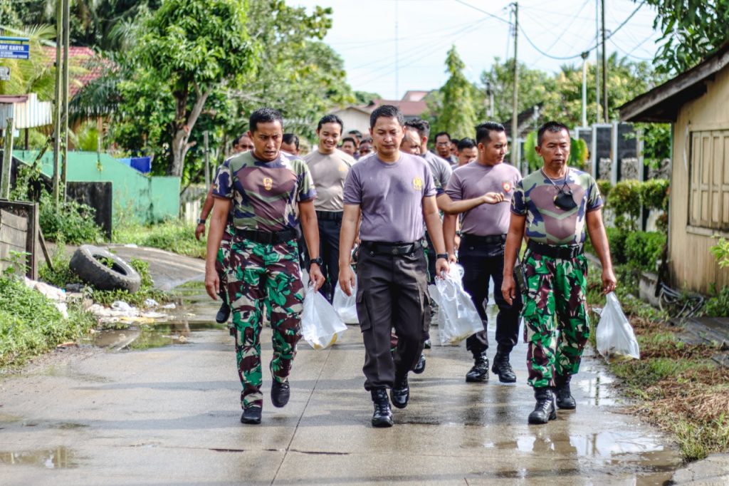 Jaga sinergi TNI-Polri, Polres Kukar Ikuti “Foot Mobility” Olahraga Bersama Dengan Kodim 0906 WhatsApp Image 2022 04 01 at 23.43.39