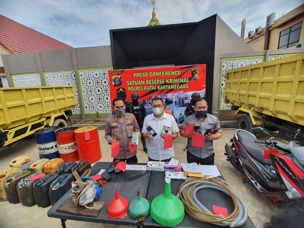 Polres Kutai Kartanegara Berhasil Tangkap Pengetap Solar Bersubsidi WhatsApp Image 2022 04 03 at 06.54.57 1