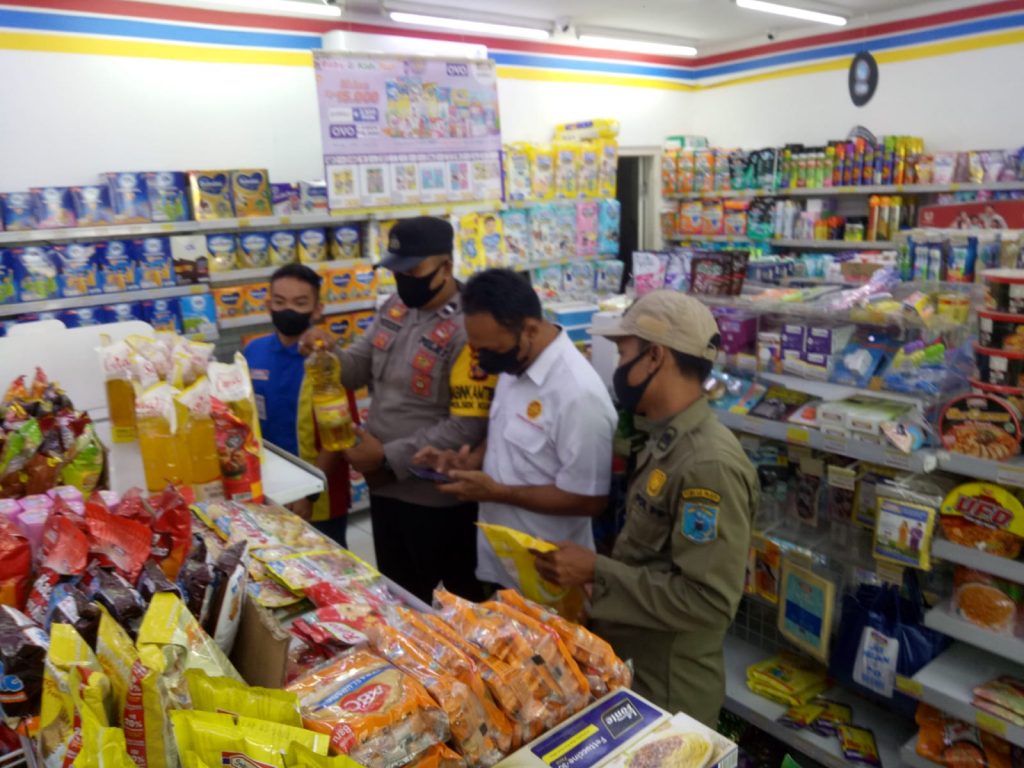 Pastikan Ketersediaan Minyak Goreng Mencukupi, Kapolres Paser Terjunkan Anggotanya Ke Pasar dan Pertokoan WhatsApp Image 2022 04 04 at 13.38.07 1024x768 1
