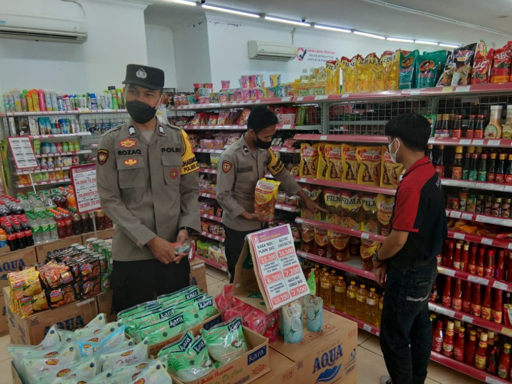 Pantau Ketersediaan Minyak Goreng, Personil Polres Paser Blusukan ke Pasar dan Pertokoan WhatsApp Image 2022 04 04 at 17.10.27