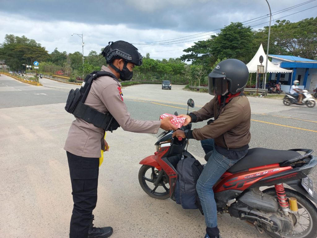 Bagi-Bagi Takjil Gratis, Cara Brimob Tunjukkan Sisi Humanis Kepada Masyarakat WhatsApp Image 2022 04 05 at 11.05.00