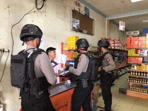 Personel Sat Samapta Laksanakan Patroli Pengecekan Stok Minyak Goreng & Bahan Pokok Lainnya WhatsApp Image 2022 04 05 at 14.58.00 300x225 1