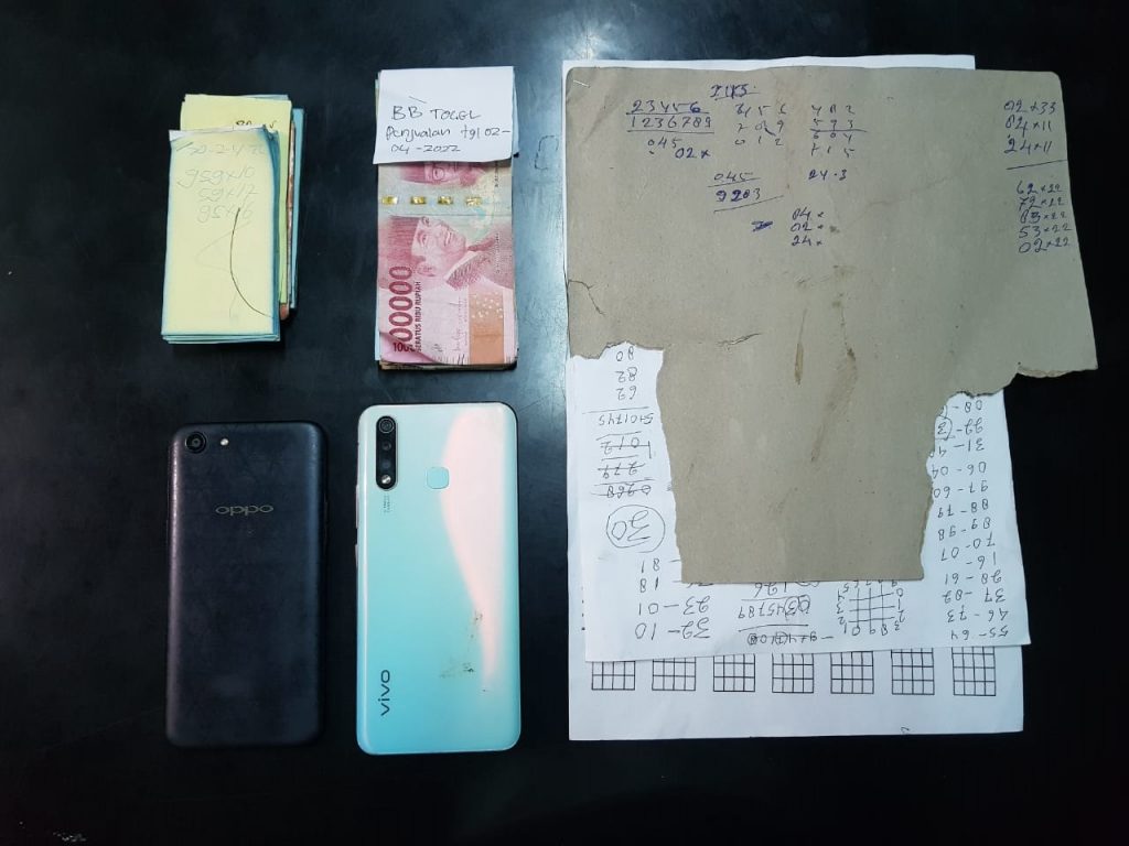 Lima Orang Penjual Kupon Togel Diringkus Satreskrim Polres Berau WhatsApp Image 2022 04 06 at 15.24.33