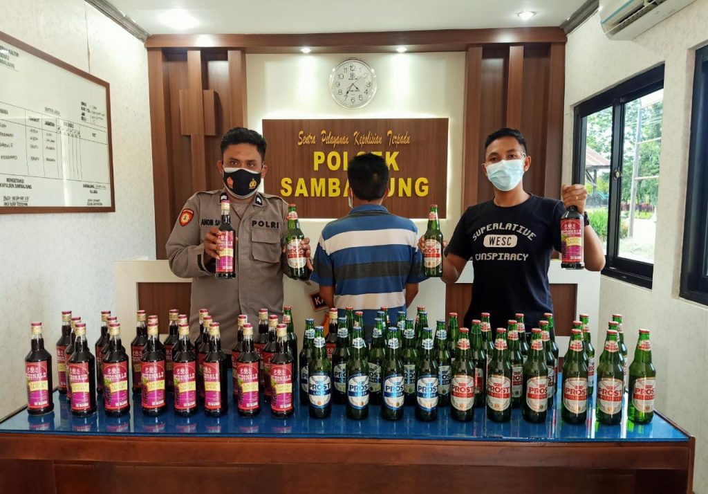 Gelar Cipta Kondisi, Polsek Sambaliung Amankan Puluhan Botol Miras WhatsApp Image 2022 04 06 at 15.24.40