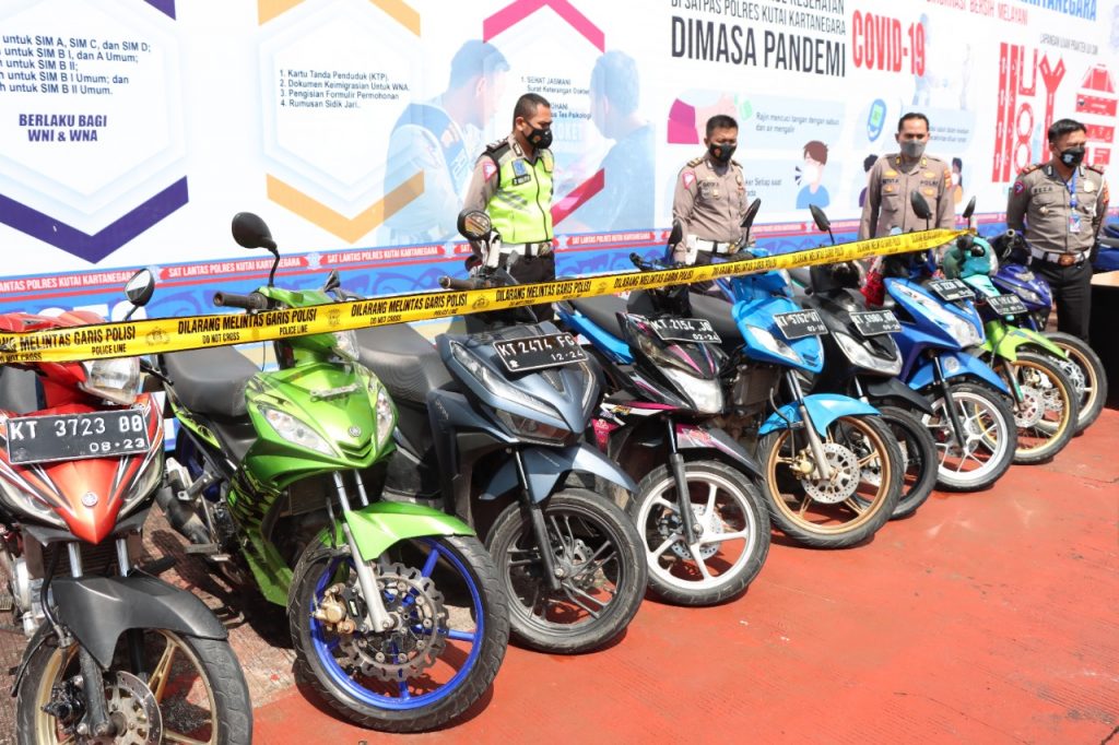 Aksi Balap Liar, Satlantas Polres Kukar Berhasil Amankan 16 Sepeda Motor WhatsApp Image 2022 04 06 at 15.24.51 1