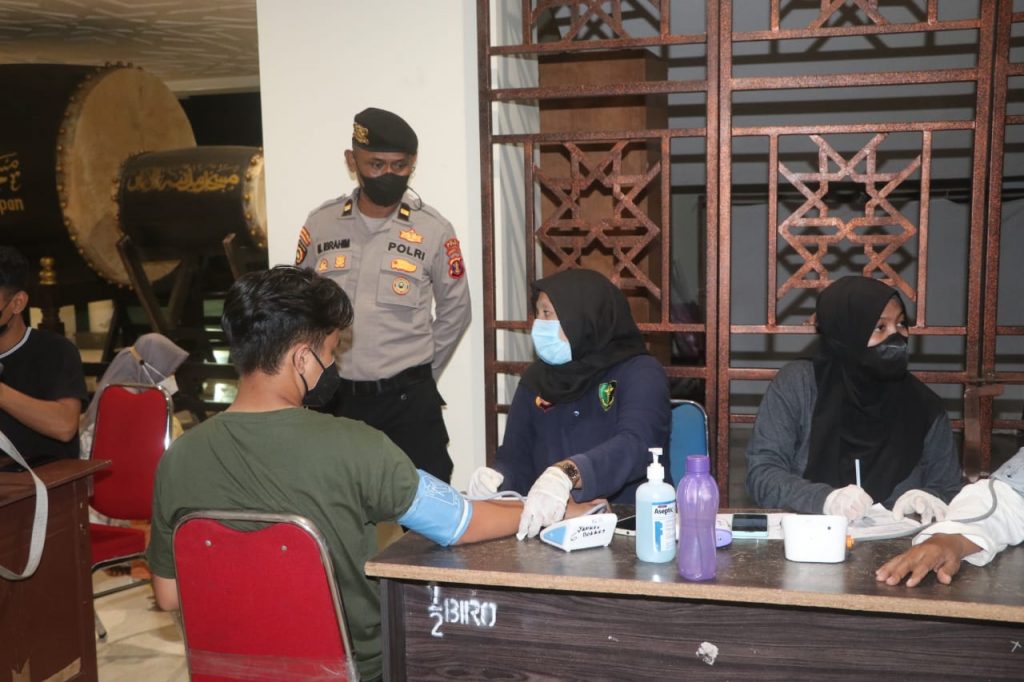 Agar Mudik Nyaman, Polda Kaltim Vaksinasi Malam Hari di Islamic Center Balikpapan WhatsApp Image 2022 04 07 at 23.03.05