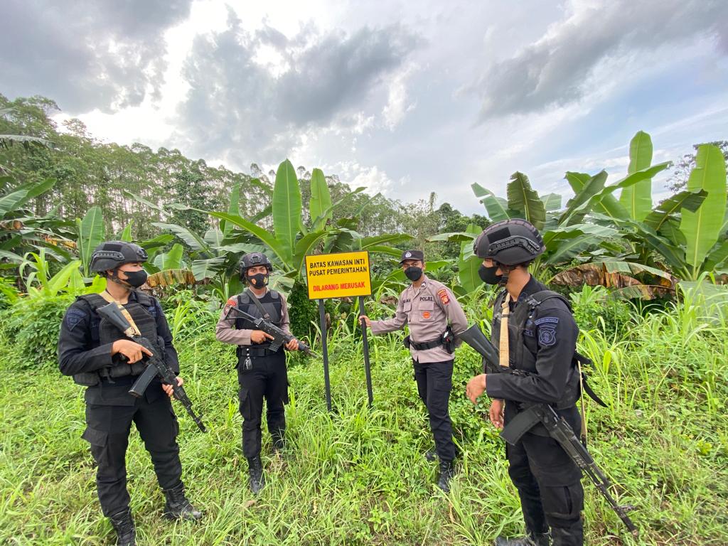 Pastikan Situasi Kondusif, Personel Ops Nusantara Polda Kaltim Patroli di Patok Batas Ibu Kota Negara WhatsApp Image 2022 04 08 at 12.17.31