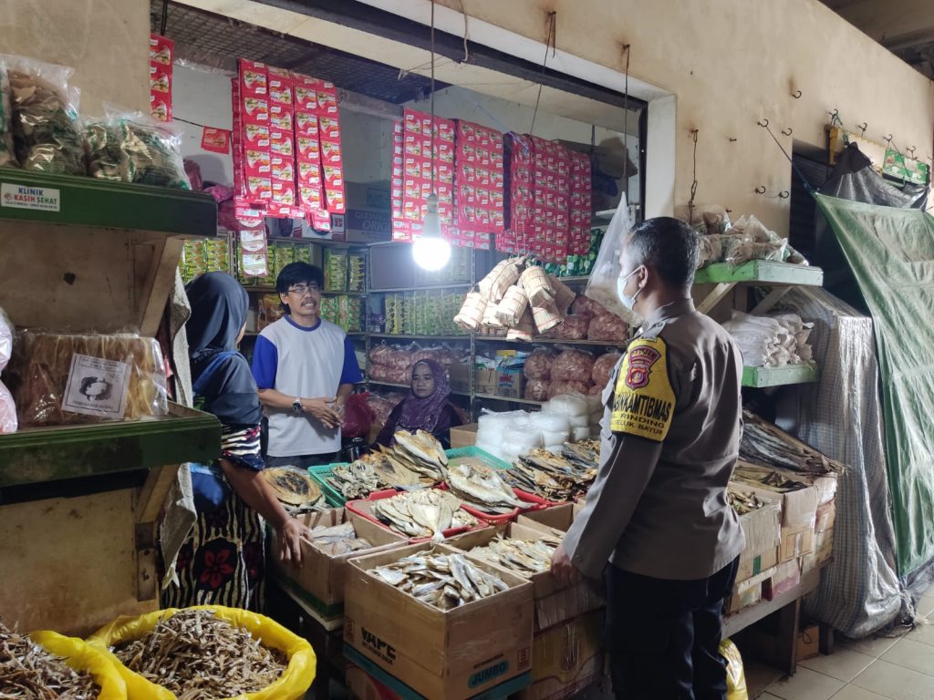Pastikan Harga dan Stok Stabil Hingga Idul Fitri, Polres Berau Tinjau Ketersediaan Minyak Goreng di Pasar Tradisional WhatsApp Image 2022 04 08 at 15.00.09