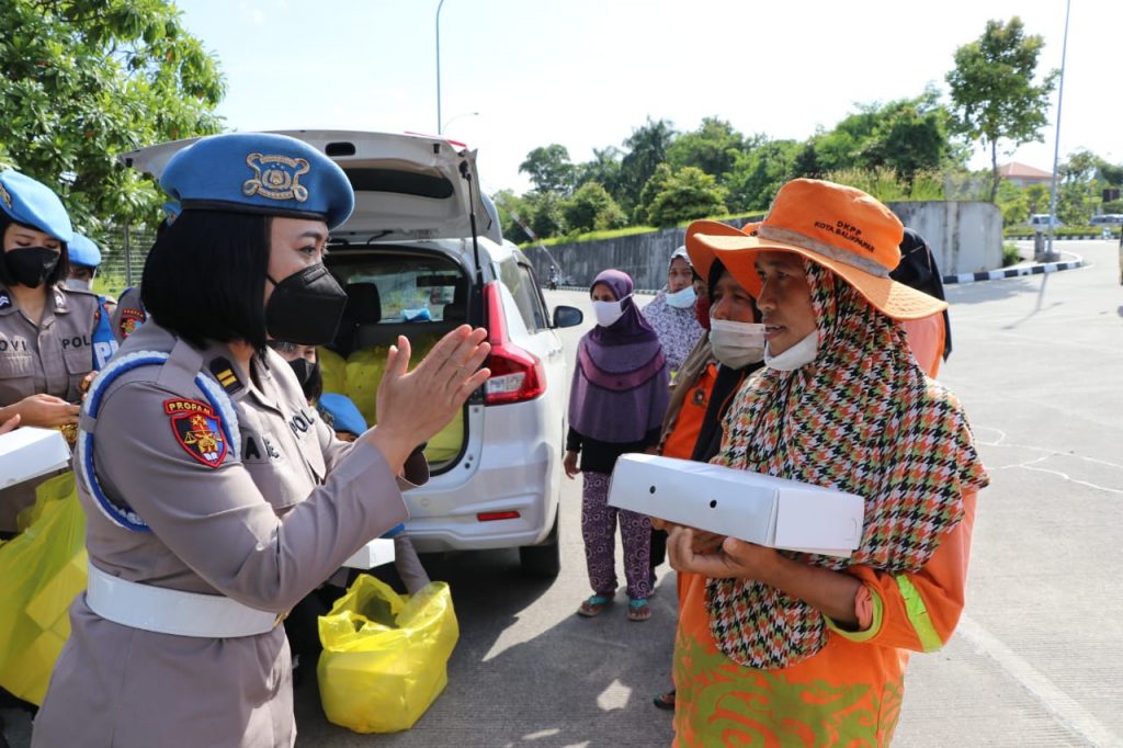 Polda Kaltim Bagi-Bagi Takjil Kepada Masyarakat di Bulan Suci Ramadhan WhatsApp Image 2022 04 08 at 15.57.09