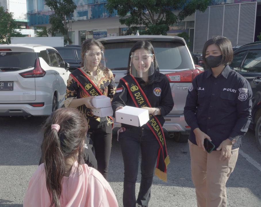 Indahnya Berbagi, Bid Humas Polda Kaltim Bagikan Takjil Kepada Pengguna Jalan WhatsApp Image 2022 04 08 at 21.04.47