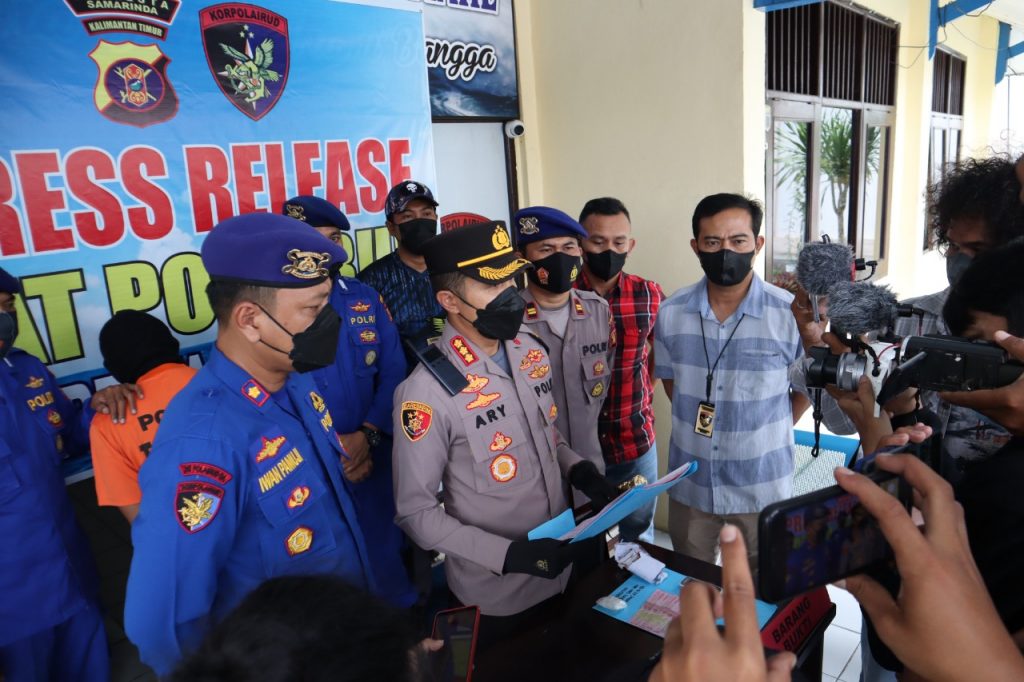 Hendak Antar Sabu Melalui Perairan Sungai Mahakam, Sat Polairud Polresta Samarinda Berhasil Ringkus Seorang Tersangka di Atas Kapal WhatsApp Image 2022 04 09 at 15.38.26