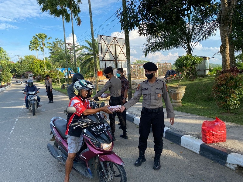 Berkah Ramadhan, Polres Bontang Bagikan Ratusan Takjil Kepada Masyarakat WhatsApp Image 2022 04 09 at 16.36.34