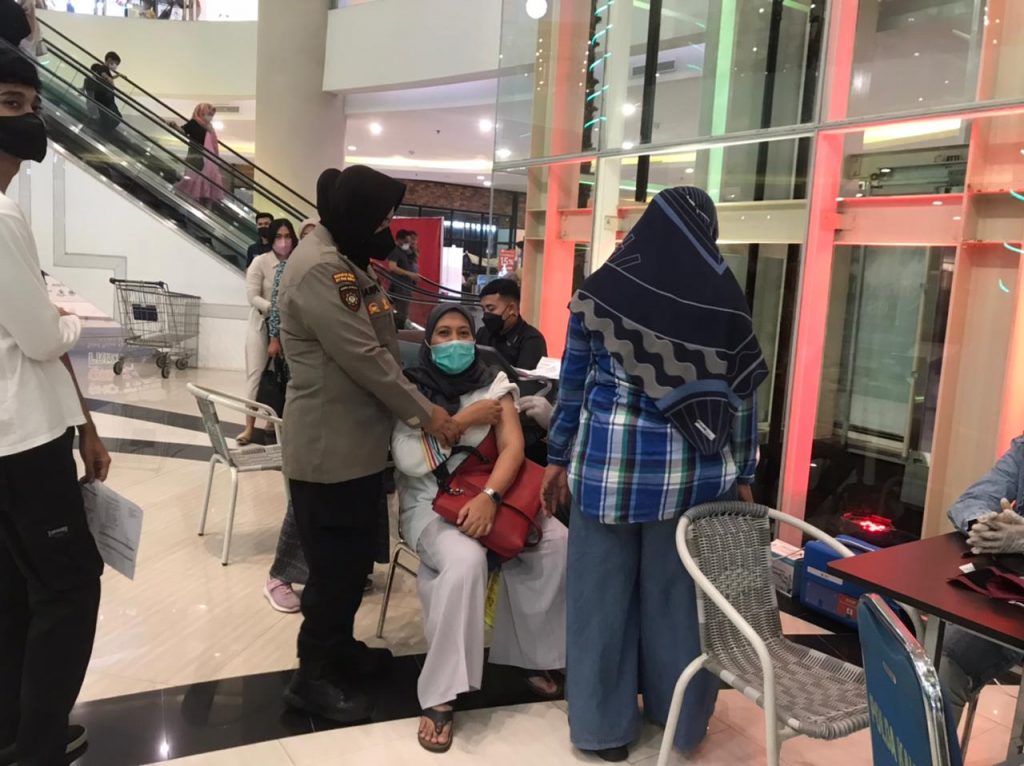 Polda Kaltim Gelar Vaksinasi Malam Hari Selama Bulan Ramadhan Guna Capai Percepatan Herd Immunity WhatsApp Image 2022 04 09 at 22.39.14