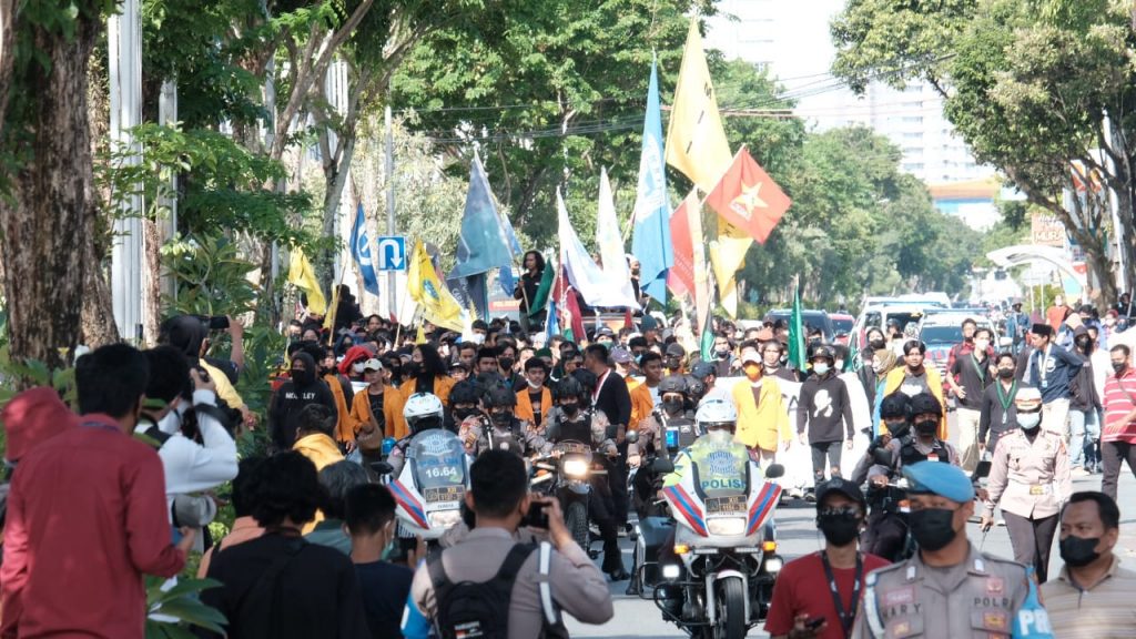 Amankan Demo Mahasiswa di Depan Gedung DPRD, Polresta Balikpapan Turunkan 683 Personel WhatsApp Image 2022 04 11 at 17.41.14