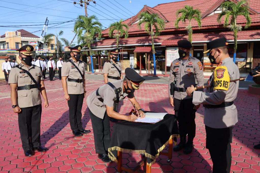 Kapolres Pimpin Upacara Sertijab Dua Pejabat Utama Jajaran Polres Paser WhatsApp Image 2022 04 12 at 06.28.52