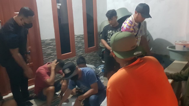 Polres Bontang amankan 6 Pelaku Judi Kartu Domino, Satu Diantaranya Perempuan WhatsApp Image 2022 04 12 at 16.53.50