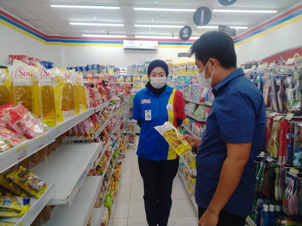 Antisipasi Kelangkaan, Polsek Long Kali Cek Ketersediaan Minyak Goreng di Pasar dan Toko Sembako WhatsApp Image 2022 04 12 at 17.53.31 1536x1152 1