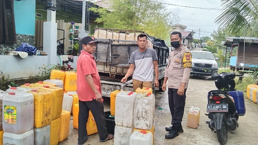 Pastikan Situasi Kondusif, Bhabinkamtibmas Polres Bontang Laksanakan Monitoring dan Pengawasan Penyaluran Minyak Goreng WhatsApp Image 2022 04 13 at 17.19.46