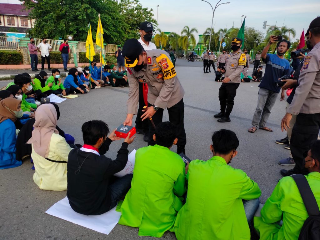 Aksi Humanis Kapolres Paser Dalam Mengawal Demo Mahasiswa Terkait Isu Terkini WhatsApp Image 2022 04 13 at 22.36.58