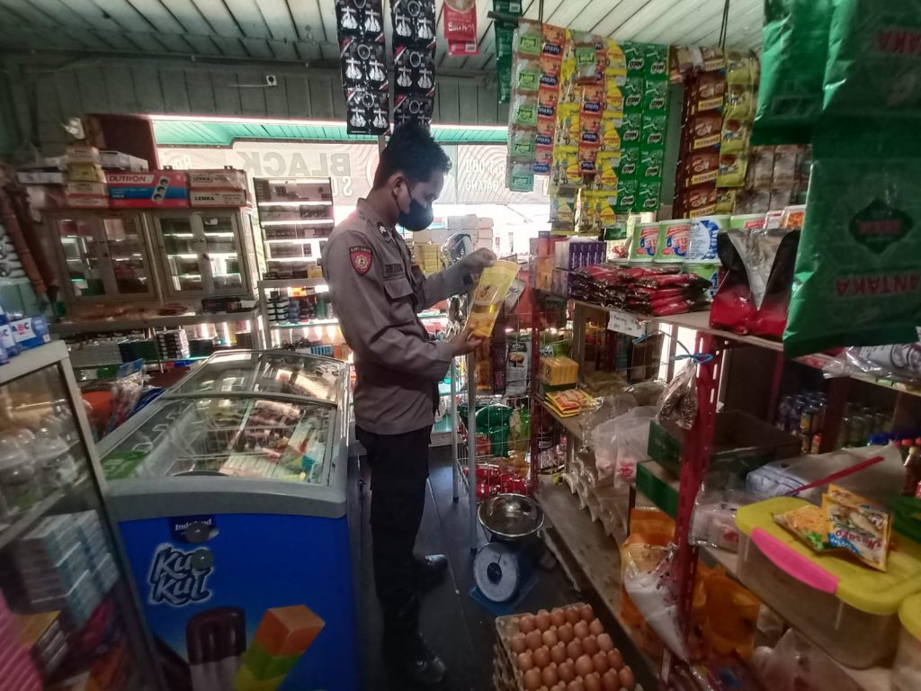 Laksanakan Sambang Kamtibmas di Pasar Tradisional, Jajaran Polres Kukar Cek Ketersediaan Minyak Goreng WhatsApp Image 2022 04 14 at 07.31.00