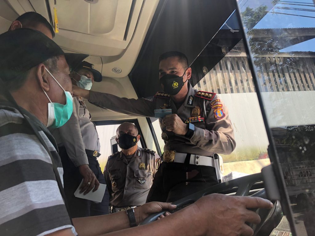Pastikan Arus Mudik Aman, Dir Lantas Polda Kaltim Cek Kelayakan Kendaraan Transportasi Darat WhatsApp Image 2022 04 15 at 12.06.37