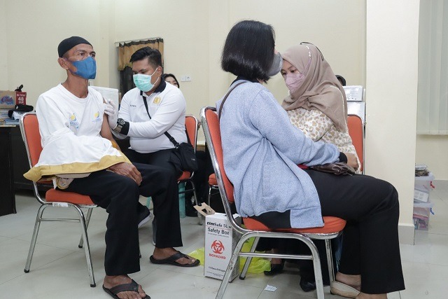 Jelang Mudik, Polres Bontang Gencarkan Vaksinasi Malam Hari WhatsApp Image 2022 04 15 at 16.22.41 1