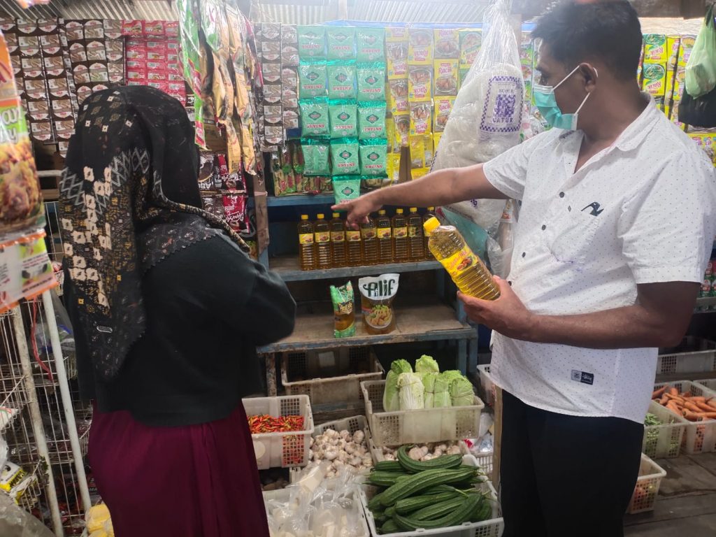Antisipasi Kelangkaan, Polsek Batu Sopang Rutin Cek Ketersediaan Minyak Goreng di Pasar dan Toko Sembako WhatsApp Image 2022 04 15 at 18.04.15 1 1024x768 1
