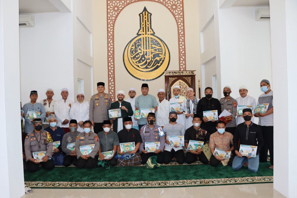 Safari Ramadhan, Polres Berau Wakafkan Ribuan Al-Qur’an WhatsApp Image 2022 04 15 at 20.39.01
