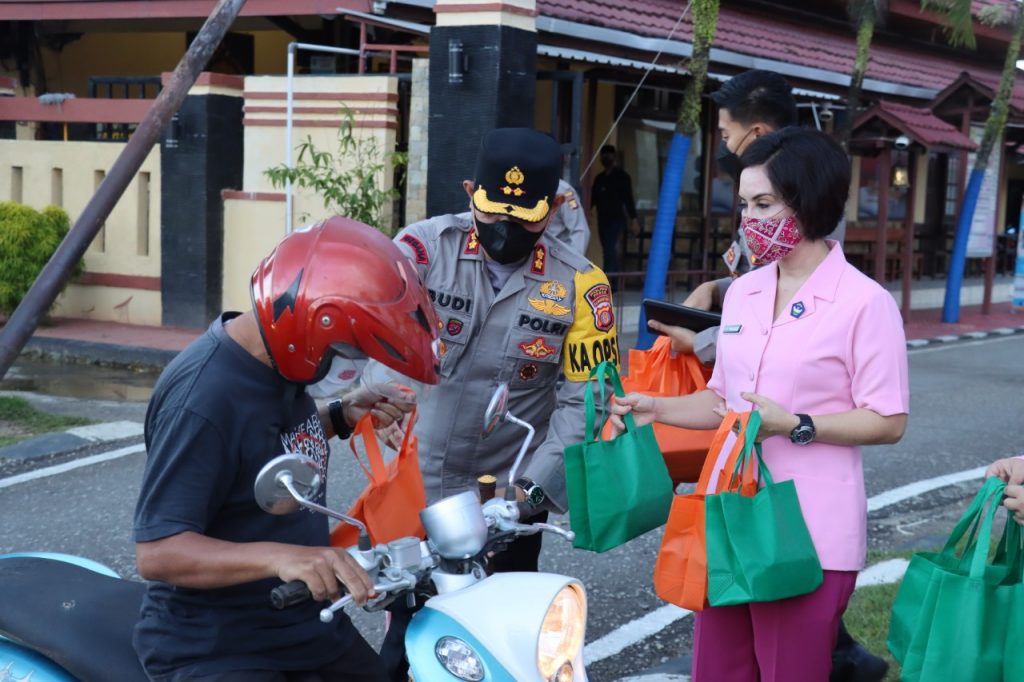 Jelang Buka Puasa, Kapolres Paser dan Bhayangkari Berbagi Takjil Gratis WhatsApp Image 2022 04 15 at 23.06.07