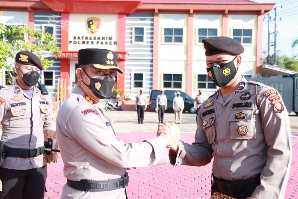 Kapolres Paser Beri Penghargaan Kepada Personil Yang Berprestasi Pada Saat Upacara Bendera Bulanan WhatsApp Image 2022 04 18 at 16.04.01
