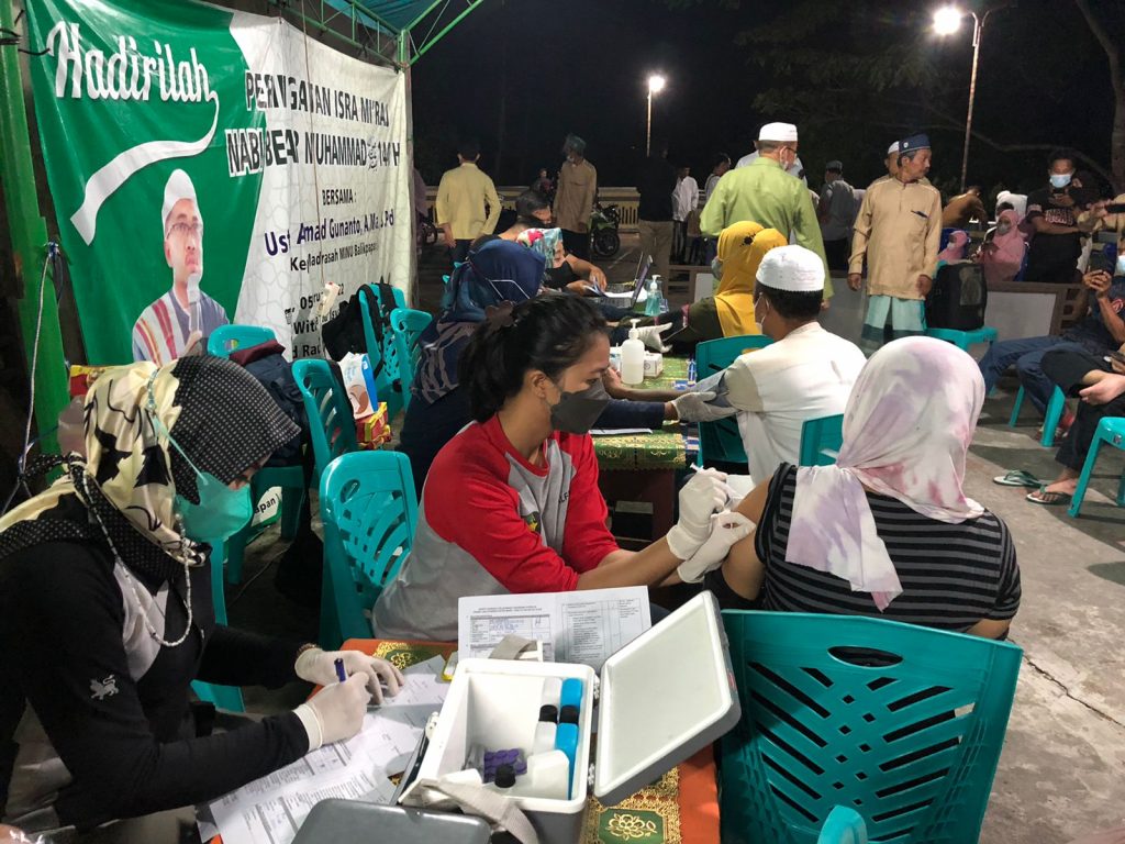 Bid Dokkes Polda Kaltim Gelar Vaksinasi Malam, Ratusan Orang Divaksin WhatsApp Image 2022 04 20 at 08.28.06