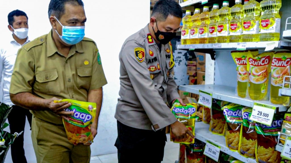 Cek Ketersediaan Stok Migor, Kapolres Dan Dinas Perindag Kukar Tinjau Sejumlah Pertokoan WhatsApp Image 2022 04 20 at 08.58.49