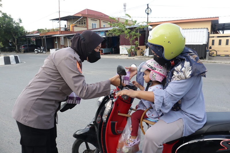 Tanamkan Kebaikan Di Bulan Ramadhan, Polres Bontang Bagi Bagikan Takjil WhatsApp Image 2022 04 20 at 4.07.12 PM