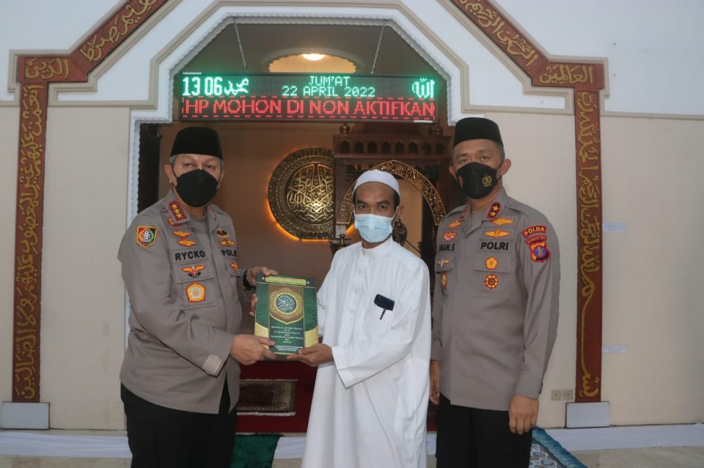Kalemdiklat Polri Serahkan Bantuan Al-Qur’an Kepada Imam Masjid Al-Ikhlas Polda Kaltim WhatsApp Image 2022 04 22 at 13.28.21