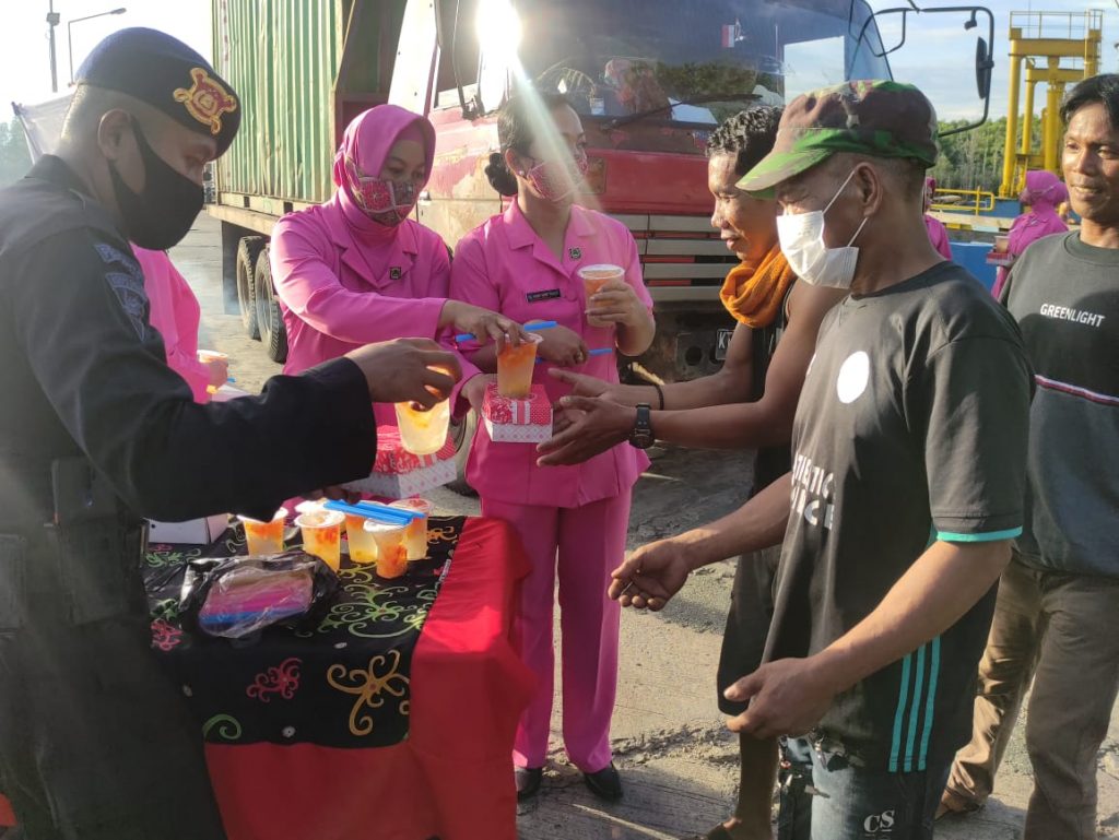 Semarak Ramadhan, Bhayangkari Brimob Kaltim Berbagi Takjil Untuk Masyarakat WhatsApp Image 2022 04 22 at 22.55.17
