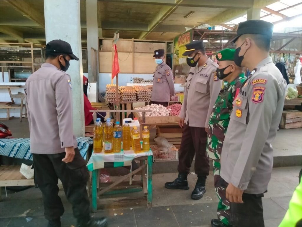 Polres PPU rutin Pantau peredaran Bahan Pokok selama Ramadhan hingga menjelang Hari Raya Idul Fitri WhatsApp Image 2022 04 23 at 10.37.49 AM 1170x878 1