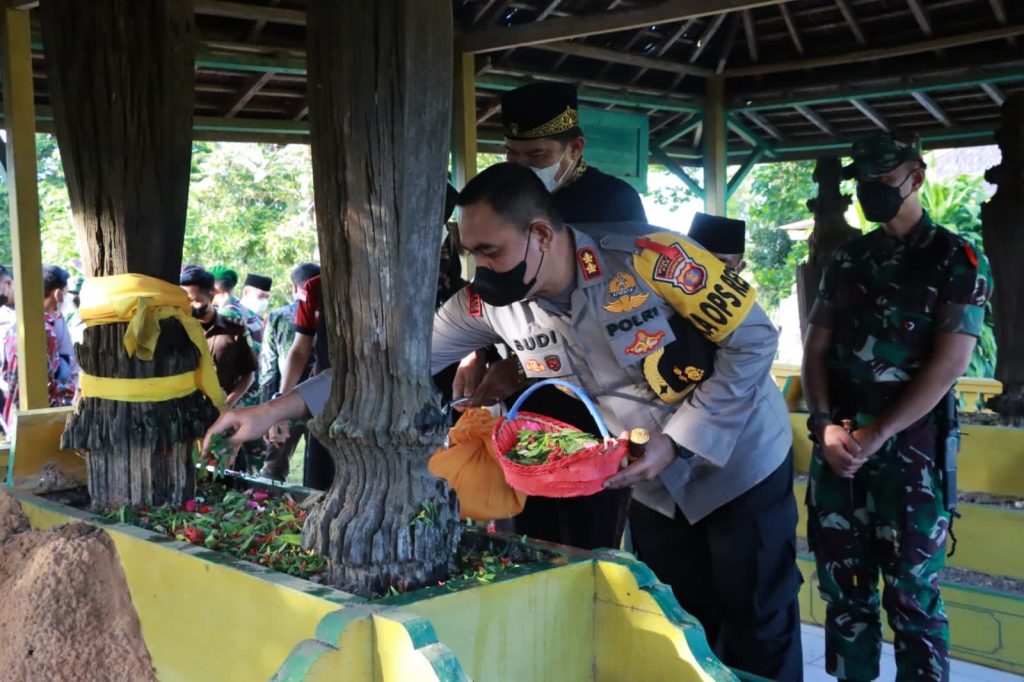 Kapolres Bersama Unsur Forkopimda Kabupaten Paser Lakukan Ziarah Makam ke Kerajaan Pasir Belengkong WhatsApp Image 2022 04 23 at 20.36.41