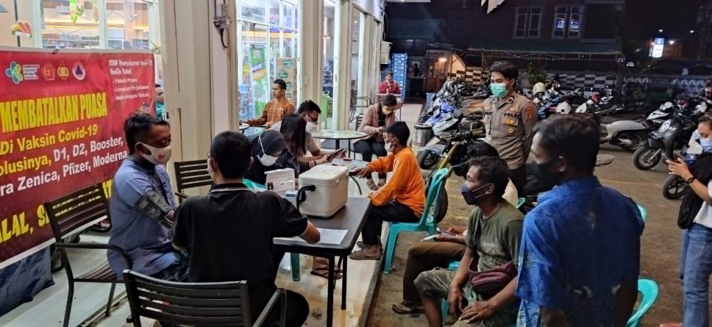 Kejar Capaian Target, Polsek Jajaran Polres Paser Gencarkan Vaksinasi Hingga Malam Hari WhatsApp Image 2022 04 24 at 23.11.37